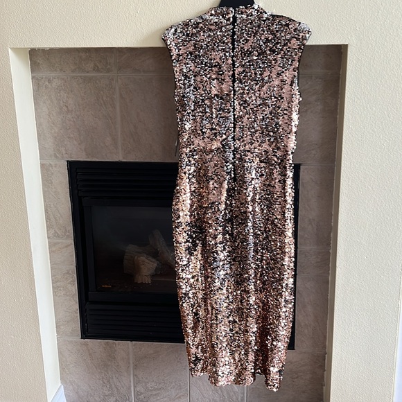 Sequin Mock Neck Cocktail Dress
DONNA MORGAN FOR MAGGY - Picture 7 of 7